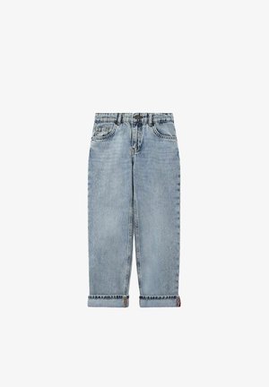 Lichtblauwe denim jeans hebben een rechte snit, opgerolde broekspijpen, een vijf-pocket ontwerp en een knoopsluiting in de taille.