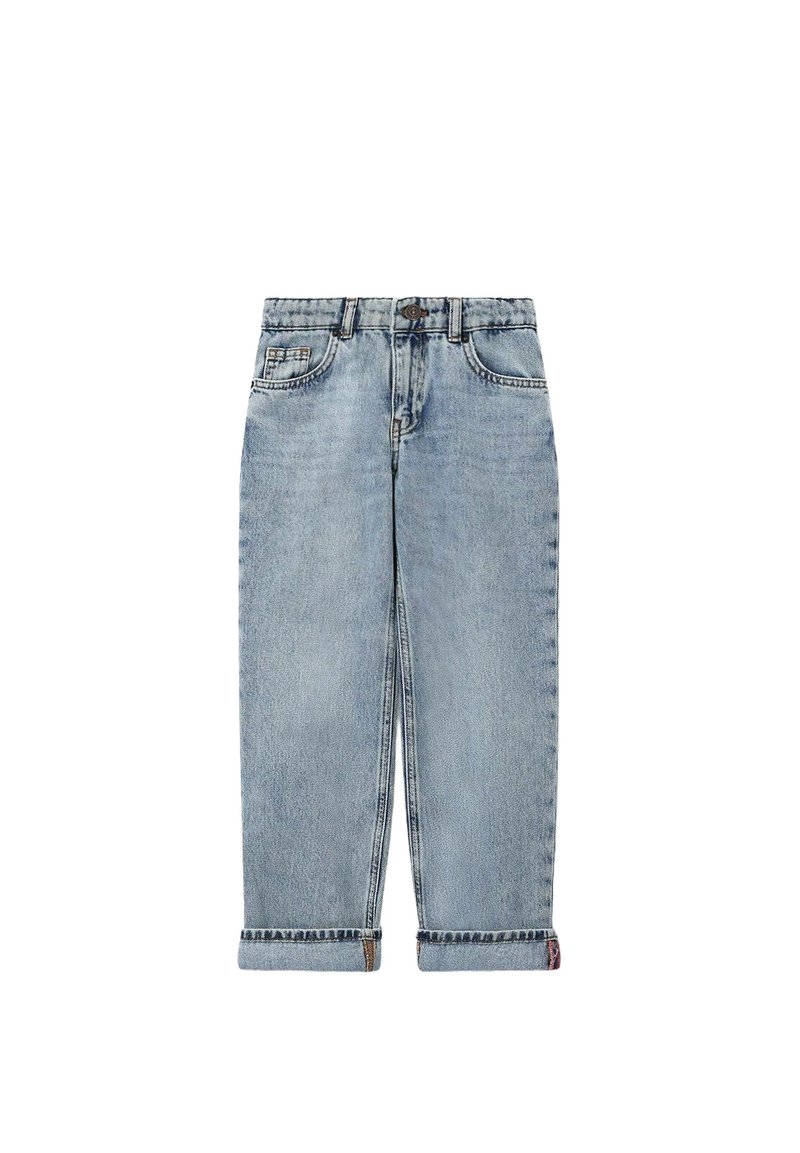 Un jean en denim bleu clair présente une coupe droite, des ourlets roulés, un design à cinq poches et une fermeture à bouton à la taille.