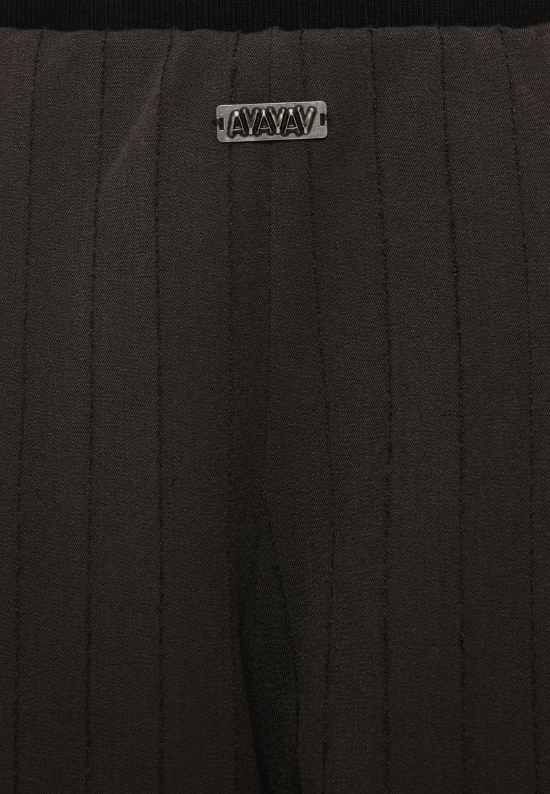 Zwarte pinstriped broek van textuurstof met een zwarte elastische band. Voorzien van een metalen logo accent dat aan de voorkant is genaaid.