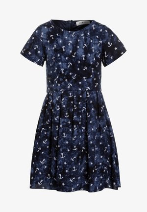 Vestido azul marino con mangas cortas, escote redondo, falda plisada y patrones de anclas blancas y estrellas sobre una tela texturizada. Cierre con cremallera en la parte trasera.
