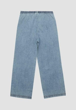 Jasnoniebieskie spodnie dżinsowe o szerokich nogawkach z elastycznym paskiem i widocznym przeszyciem na brzegach, ułożone na płasko na jasnym tle.