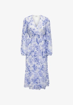 Lang hvit kjole med blått blomsterprint, V-hals, lange puffede ermer og matchende stoffbelte knyttet i midjen.