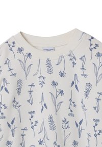 Valkoinen collegepaita, jossa on monimutkaista sinistä kukka-ompelua, erilaisilla kasvisuunnitteluilla ja klassisella pyöreällä kaula-aukolle.