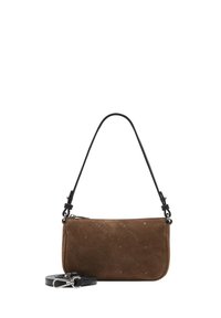 Mała brązowa torebka z zamszu z czarnym skórzanym paskiem na ramię oraz odpinanym czarnym skórzanym paskiem na ramię z srebrnymi zapięciami.