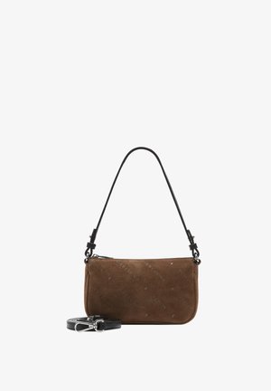 Kleine braune Wildleder-Handtasche mit schwarzem Leder-Schulterriemen und abnehmbarem schwarzen Leder-Crossbody-Riemen mit silbernen Schnallen.