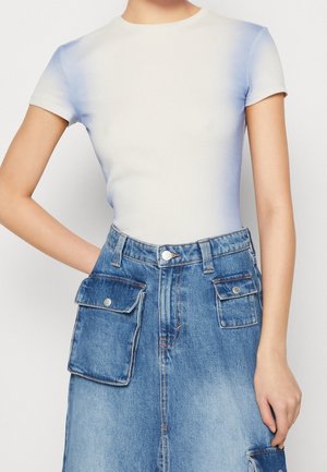 Kurzärmliges, tailliertes Oberteil in einem Farbverlauf von Weiß zu Hellblau, kombiniert mit einem taillierten Jeansrock mit zwei vorderen Taschenklappen.