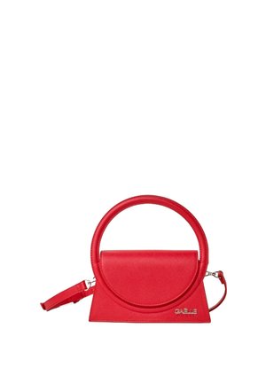 Borsa a tracolla triangolare rossa con manico circolare, realizzata in materiale testurizzato. Presenta una tracolla removibile e un dettaglio con logo sulla parte anteriore.