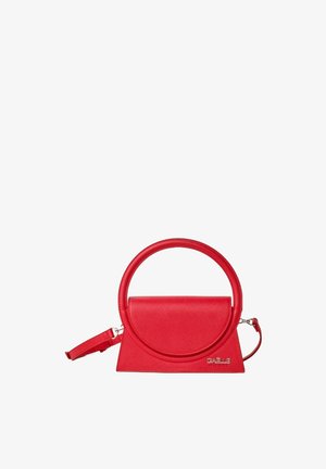 Borsa a tracolla triangolare rossa con manico circolare, realizzata in materiale testurizzato. Presenta una tracolla removibile e un dettaglio con logo sulla parte anteriore.