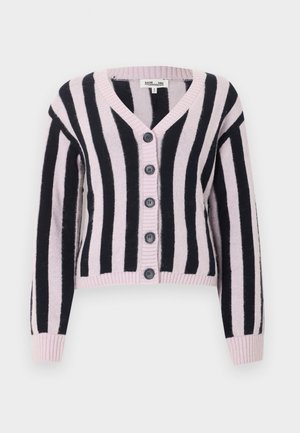 Ροζ και μαύρη πλεκτή ζακέτα με κάθετες ρίγες, μακριά μανίκια και πέντε μαύρα κουμπιά στο μπροστινό μέρος, V-λαιμός.