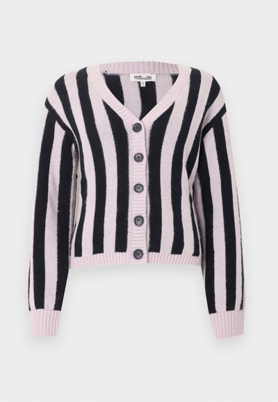 Ροζ και μαύρη πλεκτή ζακέτα με κάθετες ρίγες, μακριά μανίκια και πέντε μαύρα κουμπιά στο μπροστινό μέρος, V-λαιμός.