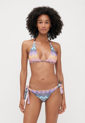 Bunte Bikini-Sets mit Zickzack-Muster, bestehend aus einem Dreieckstop mit Halsband und einem Bindeband-Bikiniunterteil, gefertigt aus weichem, dehnbarem Stoff.