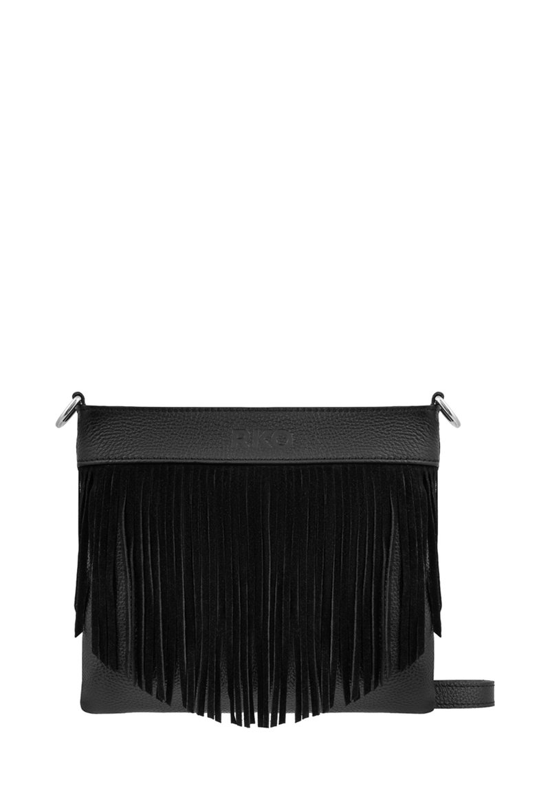 Bolso de mano de cuero negro con un diseño de flecos en la parte delantera, con una superficie texturizada y un logo grabado en la banda superior.