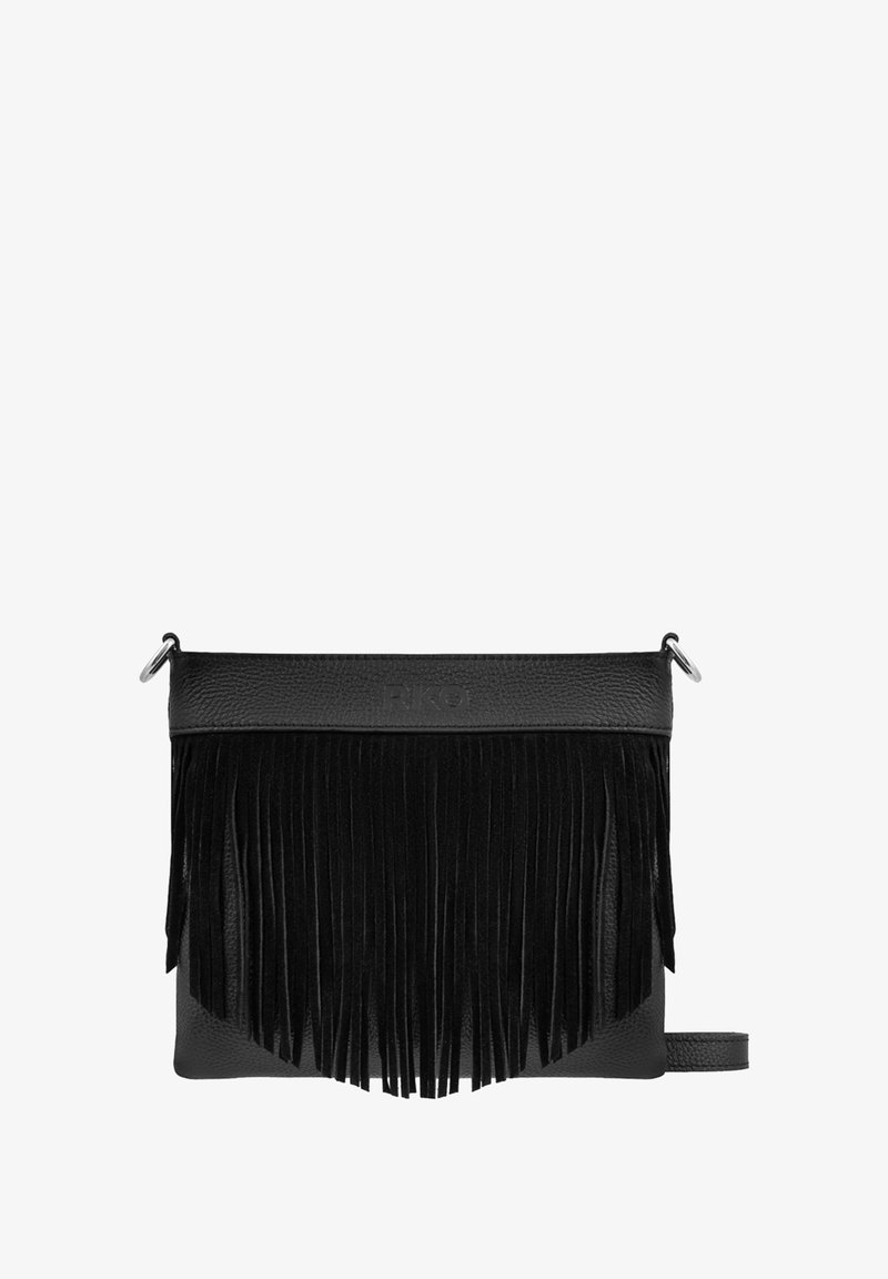 Bolso de mano de cuero negro con un diseño de flecos en la parte delantera, con una superficie texturizada y un logo grabado en la banda superior.