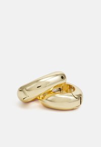 Guld hoops øreringe med en glat, skinnende overflade og en rund form med en hængsel-lukning. Reflekterende overflade med minimal detaljering.