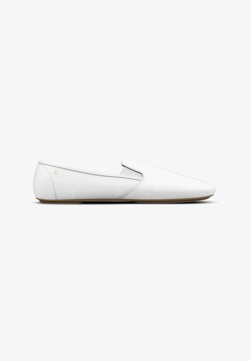 Weiße Slipper aus synthetischem Material mit einer glatten Textur, die ein niedriges Profil und ein minimalistisches Design aufweisen. Braune Gummisohle.