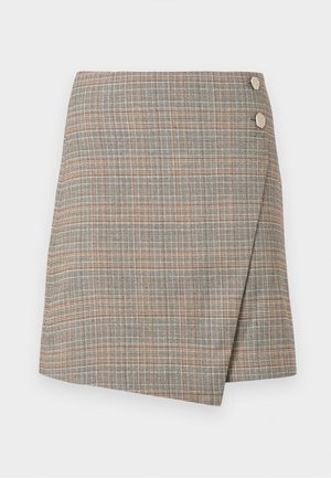 Saia envolvente em padrão xadrez cinza com linhas laranja, castanho e creme. Apresenta dois grandes detalhes em botão na cintura e um acabamento limpo.