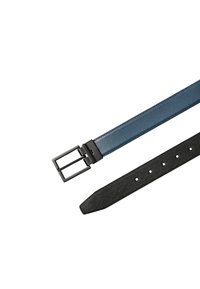 Cinturón de cuero reversible con un lado texturizado negro y un lado suave azul, que presenta una hebilla rectangular de metal negro.