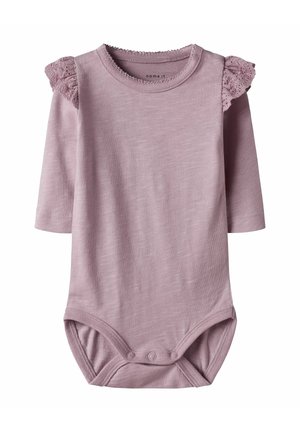 Body bébé à manches longues couleur lilas avec détails en dentelle volantée sur les épaules et fermetures à pression au bas.