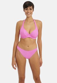 Bikini a rayas rosa y blanca que presenta un top de cuello halter con un frontal retorcido y braguitas de corte bajo. Tejido suave con elasticidad.