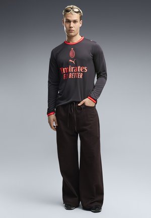 Puma, AC MILAN 26/27 LANGARM-AUSWEICHTRIKOT - Equipación de clubes - flat dark gray-glowing red