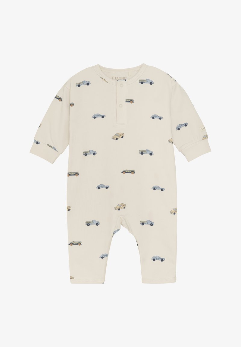Crème-kleurige baby romper met lange mouwen, voorzien van een knoopsluiting en een herhaald patroon van kleine, geïllustreerde auto's in verschillende kleuren.