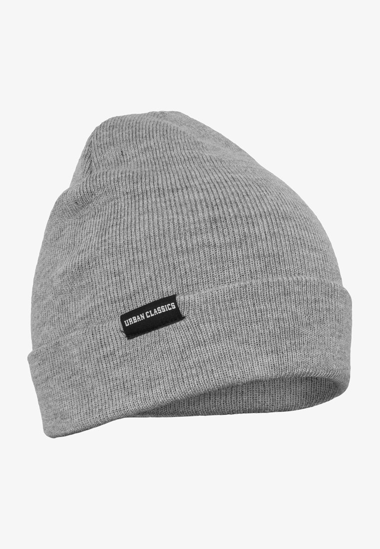 Grijze gebreide beanie gemaakt van zachte stof. Heeft een opgerolde omslag en een klein zwart label met het logo "URBAN CLASSICS" erop gestikt.