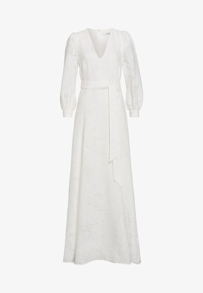 Rochie lungă albă dintr-un material texturat, având decolteu adânc în V, mâneci bufante, talie cu braț și un tiv fluid.