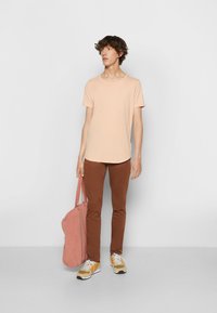 DOCKERS SMART SUPREME FLEX SKINNY - Chinos - emperador