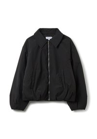 Schwarze Bomberjacke mit großem Kragen, Frontreißverschluss und elastischem Saum. Hergestellt aus glattem, leichtem Stoff. Verfügt über zwei seitliche Taschen.