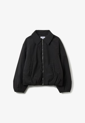 Zwarte bomberjack met een grote kraag, voorrits en elastische zoom. Gemaakt van een gladde, lichtgewicht stof. Voorzien van twee zijzakken.