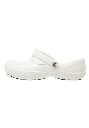 Witte slip-on klomp met verstelbare hielriem, afgeronde neus en gestructureerde zool, ontworpen voor comfort en casual draagstijl.