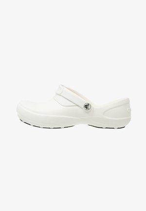 Sabot blanc à enfiler avec bride de talon réglable, bout arrondi et semelle texturée, conçu pour le confort et un usage décontracté.