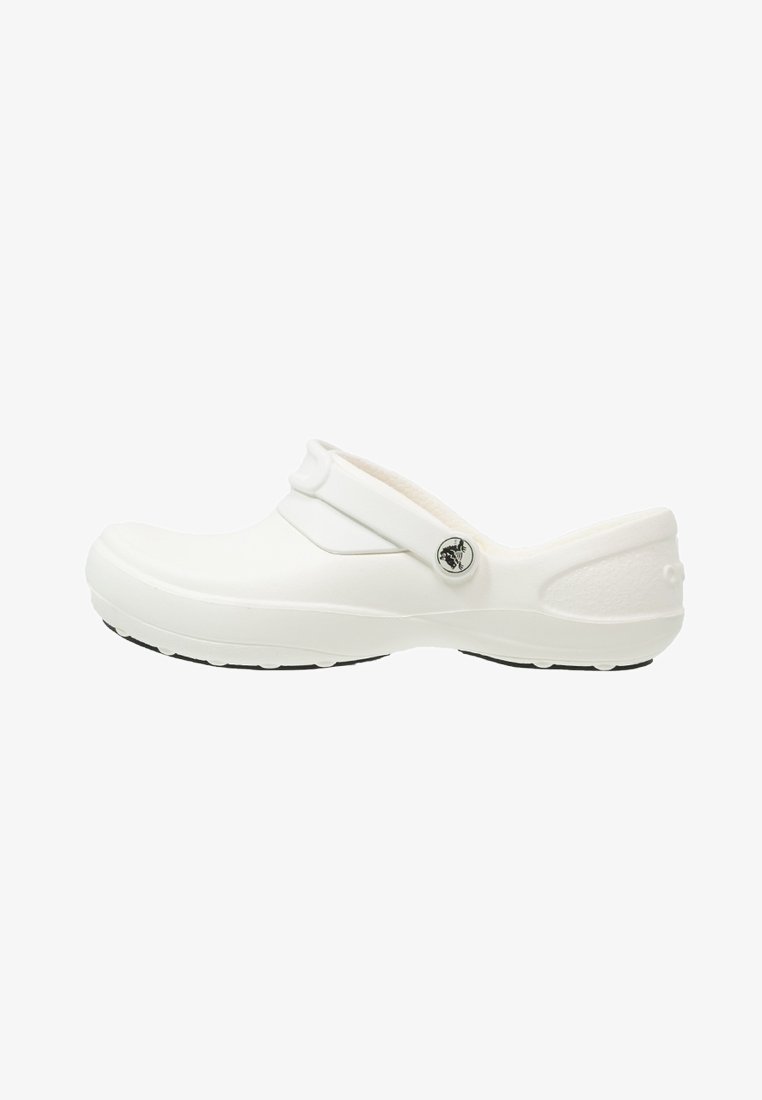 Sabot blanc à enfiler avec bride de talon réglable, bout arrondi et semelle texturée, conçu pour le confort et un usage décontracté.