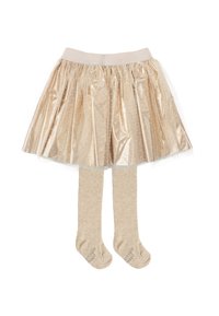Falda metálica dorada con un diseño plisado, que presenta una cinturilla suave, combinada con pantys texturizados de color beige claro. Acentos de tul en el dobladillo.