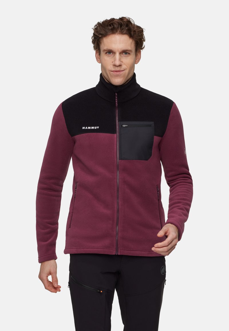 Bordowa kurtka z polaru z czarną górną częścią, wysokim kołnierzem i kieszenią na piersi zamykaną na zamek. Posiada kieszenie boczne na zamek oraz gładką fakturę.