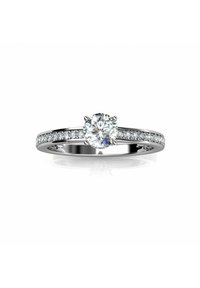 Anello classico in argento con un diamante centrale tondo. La fascia è decorata con diamanti più piccoli lungo la superficie, che presenta una finitura lucida.