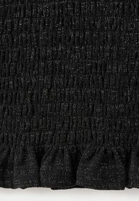 Tessuto nero arricciato con un design testurizzato e arricciato, caratterizzato da fili metallici che creano una leggera lucentezza. Orlo con volant.