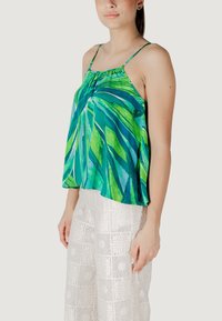 Top sin mangas con un vibrante estampado de hojas en verde y azul, hecho de tela ligera. Cuenta con tirantes ajustables y un diseño suelto y fluido.