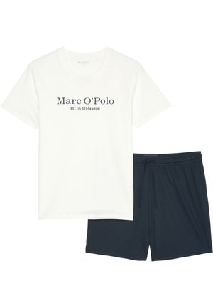 Vit bomulls t-shirt med "Marc O'Polo EST. I STOCKHOLM" tryckt i mörkgrått, tillsammans med mörkblå bomullsshorts med elastiskt midjeband.