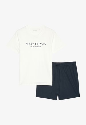 Camiseta blanca de algodón con "Marc O'Polo EST. EN ESTOCOLMO" estampado en gris oscuro, combinada con pantalones cortos de algodón en azul marino oscuro que cuentan con una cintura elástica.