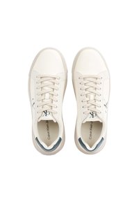 Zapatillas blancas con parte superior de cuero suave, puntera redonda, cierre con cordones, logotipo en el lateral y acentos en azul claro contrastante en el talón.