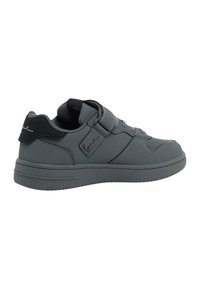 Chaussure de sport grise avec une tige synthétique lisse, dotée d'un col rembourré, d'une sangle Velcro et d'une semelle en caoutchouc avec un motif de traction texturé.