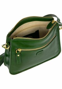 Sac bandoulière en cuir vert au toucher lisse, doté de quincaillerie dorée, d'une poche zippée extérieure et d'un intérieur spacieux avec une doublure claire.