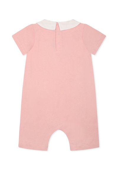 Jasnoróżowy kombinezon z krótkim rękawem, z białym kołnierzykiem i zapięciem na guziki z tyłu. Wykonany z miękkiego, przewiewnego materiału.