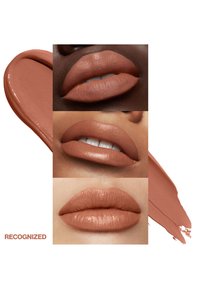 Échantillons de rouge à lèvres mat dans des nuances nudes variées, présentés sur trois lèvres avec un échantillon de texture crémeuse à côté d'eux. La gamme de couleurs va de claire à profonde.