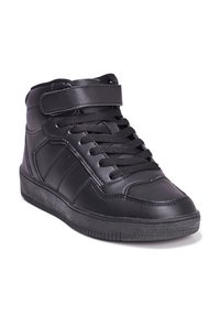 Zwarte hoge sneaker van synthetisch leer, met een vetersluiting aan de voorkant, klittenbandsluiting, een gestructureerde zool en subtiele geperforeerde accenten.