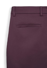 Lila maßgeschneiderte Hose mit einer glatten Stoffoberfläche, geradem Schnitt und einer einzelnen Gesäßtasche mit einem dezenten Klappverschluss.