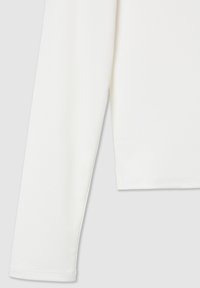 Maglietta bianca a maniche lunghe con una texture liscia. Presenta un taglio dritto e cuciture visibili all'orlo e ai polsini delle maniche.