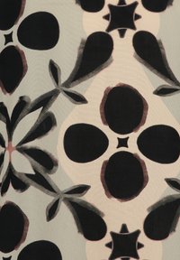 Tessuto astratto con un motivo floreale ripetitivo in nero, bordeaux profondo e beige chiaro, caratterizzato da forme fluide e bordi morbidi.