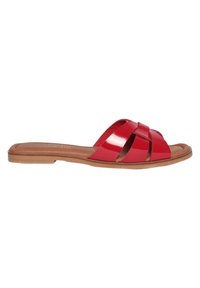 Rode gepatineerde leren slide-sandaal met geweven bandontwerp, platte tan zool en een gladde textuur. Geen zichtbare hardware of aanvullende accenten.